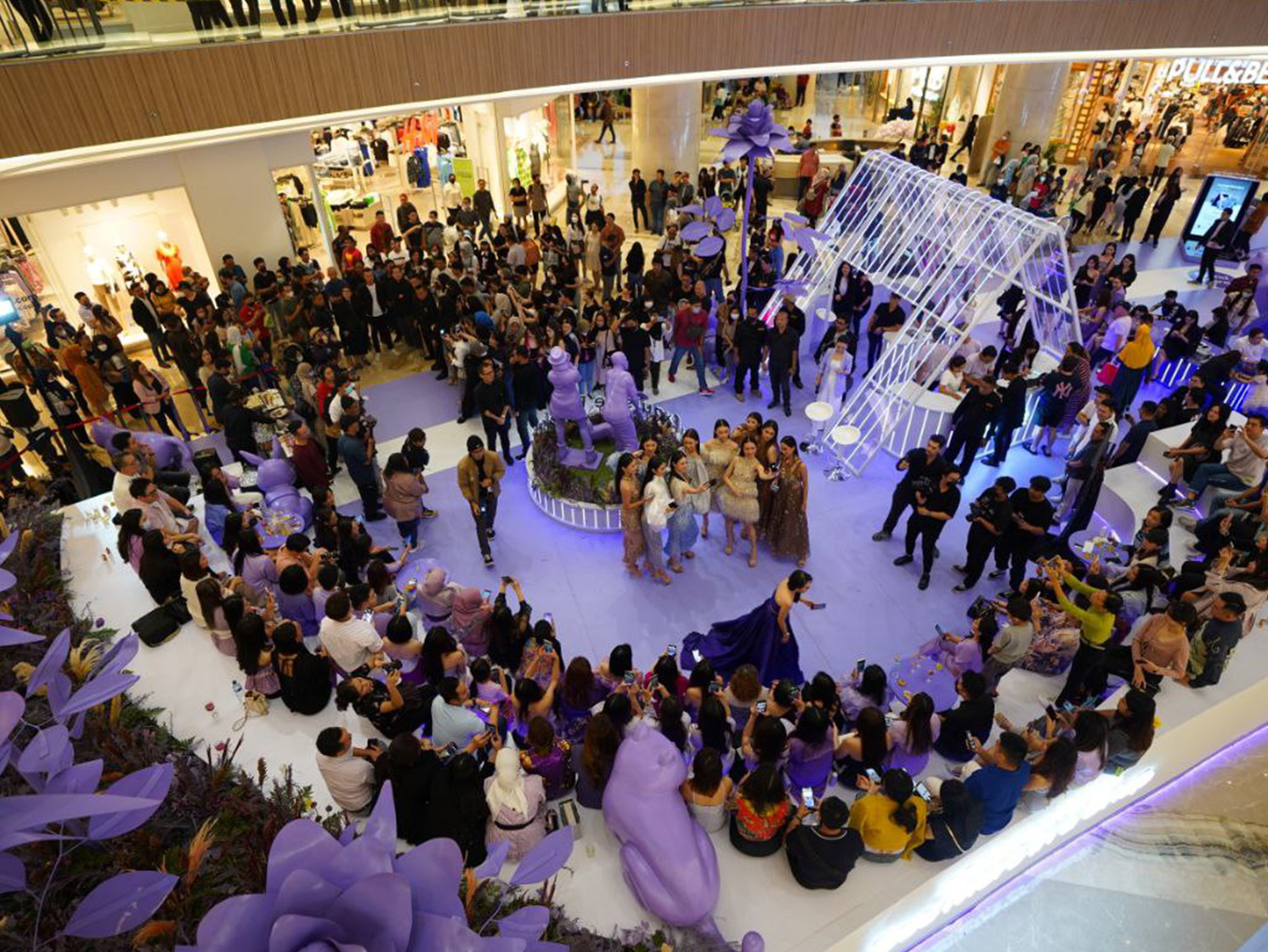 Desain & Kamera Find N2 Flip Pikat Kalangan Atas Surabaya