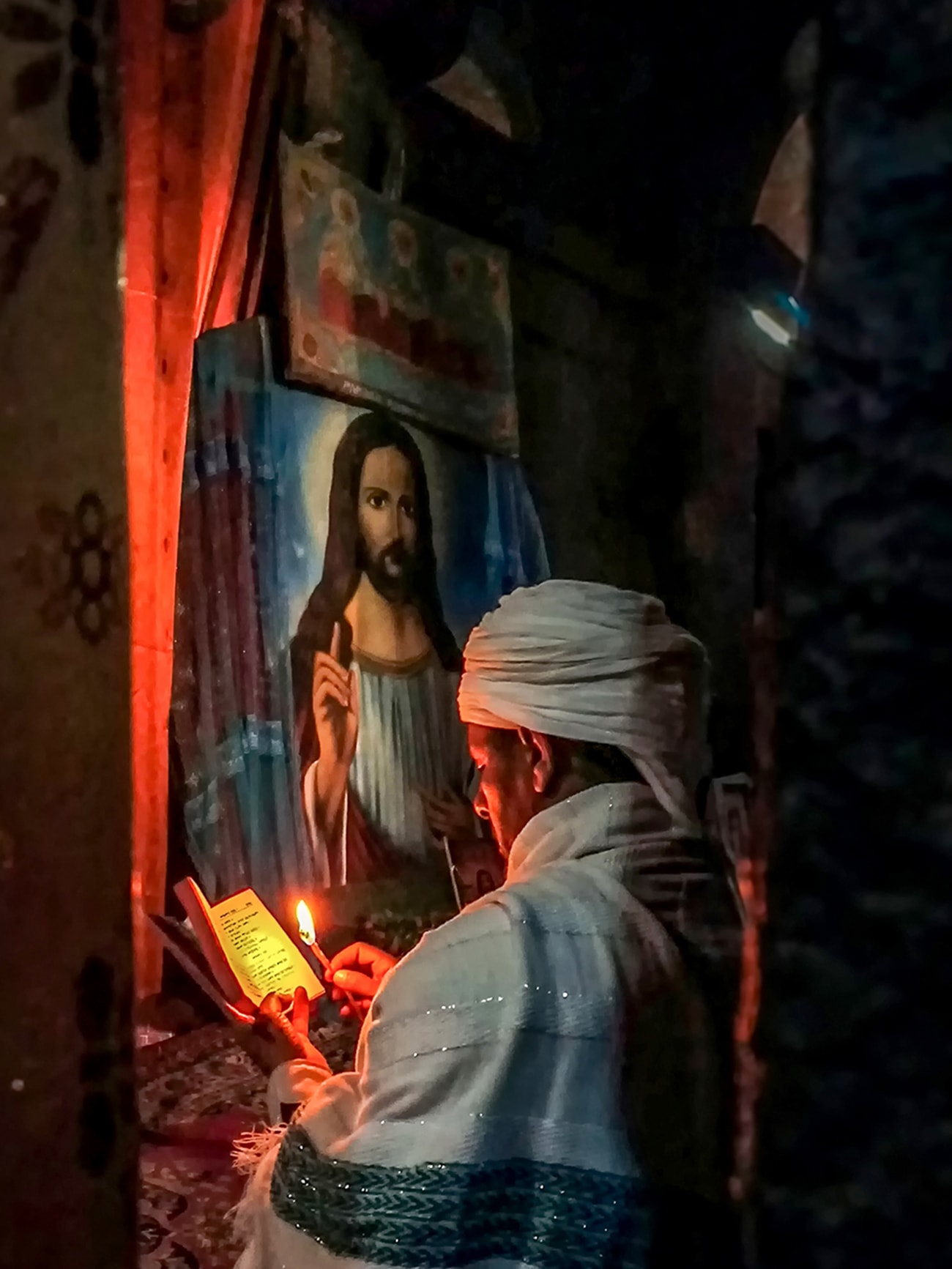 圖說:2019年國家地理全球攝影大賽手機組得獎作品「通往天堂的唯一道路」,參賽者陳紫晴於世界文化遺產衣索匹亞拉利貝拉(Lalibela)地下教堂使用OPPO Reno Z拍攝,捕捉虔誠東正教信徒在耶穌壁畫前研讀聖經的身影。